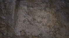 Ikonický nápis na hradnej skale v Trenčíne v najbližšom čase neuvidíte. Je pod plachtami
