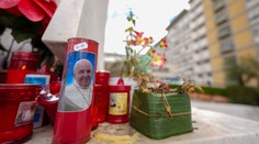 Pápežovi Františkovi museli zmeniť liečbu. Lekári narazili na komplikácie