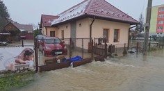 Z postele skočili rovno do ľadovej vody. Manželom zo Sliača zatopilo dom, pomoc ľudí ich dojala