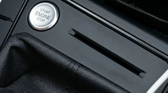 Otvor v aute, ktorý mnohí nepoznajú. Viete, aký je zmysel tejto nenápadnej štrbiny?