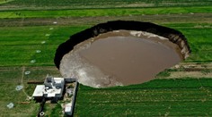 VIDEO: V tesnej blízkosti domu sa vytvorilo mohutné prepadlisko. Zo dňa na deň sa zväčšuje