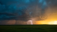 Na západ Česka sa valia extrémne silné búrky, hrozia aj tornáda. Platí najvyšší stupeň nebezpečenstva