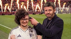 Zdalo sa, že sa nikdy neostrihá. Legendárny fanúšik Manchestru United má na dosah vytúženú zmenu účesu