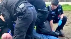 VIDEO: Brutálny zákrok polície na chorého muža. On si iba plnil bizarné posledné želanie