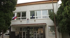 Vážny incident na škole. Deviatak v Trnave zapálil sprej, jeho spolužiačke zhoreli vlasy