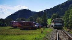 Ďalšia tragédia na železničnom priecestí: Rozbehnutý vlak tlačil auto 150 metrov
