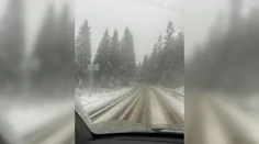 Slovensko zasiahlo premenlivé počasie. Zatiaľ čo niekde pršalo, inde cesty pokrýval sneh