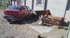 Auto sa zmenilo na zbraň: Opitý mladík demoloval všetko, čo mu prišlo do cesty