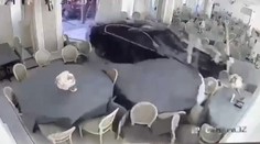 VIDEO: Vodič omylom šliapol na plyn, keď jeho žena vystupovala na parkovisku. Autom vpálil do reštaurácie