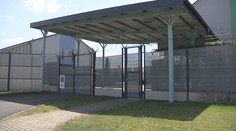 Migranti sa sťažovali na porušovanie svojich práv. Zariadenie v Sečovciach navštívil ombudsman