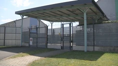 Migranti sa sťažovali na porušovanie svojich práv. Zariadenie v Sečovciach navštívil ombudsman