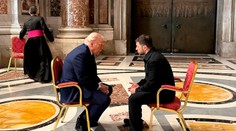 Zdroje prezradili, o čom sa Volodymyr Zelenskyj rozprával s Donaldom Trumpom na pápežovom pohrebe