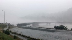 Kamera zachytila silu búrky. Na Novom Zélande strhla most