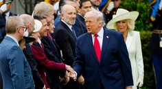 VIDEO: Chcel zastúpiť kráľa Karola, no zabudol na Kamilu. Trumpov prešľap zachytila kamera