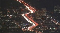 Dopravná kolóna v Los Angeles vytvorila červeno-bielu rieku (video)