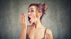 Nepríjemný zápach úst. Niekedy žuvačka ani ústna voda nepomôžu