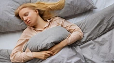 Ovplyvňuje spánok na chrbte zdravie mozgu? Nová štúdia poukázala na možnú súvislosť