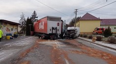Tragická nehoda v Hrašnom. Po zrážke nákladiaka a dodávky hlásia jedného mŕtveho
