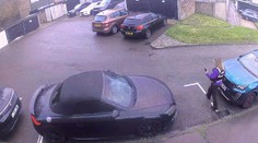 Majiteľ zaparkovaného auta sa nestačil čudovať. Cestári okolo neho namaľovali miesto pre invalidov, potom prišli pokuty