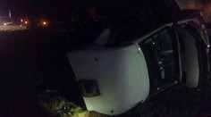 Vážna ranná nehoda na D2 pri obci Sekule. Auto skončilo prevrátené v priekope