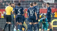 VIDEO: Dráma v Bundeslige, Berovho kolegu fanúšikovia trafili do hlavy. Zápas prerušili