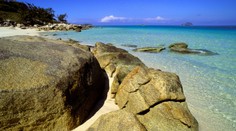 Nočná mora na výletnej plavbe: 80-ročnú ženu zabudli na ostrove. Nad konaním posádky zostáva rozum stáť