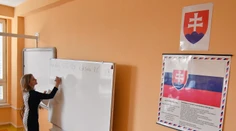 Učitelia môžu vďaka kurzom zarobiť viac. Ministerstvo s nimi ale mešká už tri mesiace