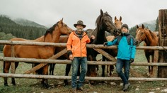 Spája ich láska ku koňom. Tribula vzal na hory kovboja, ktorý takmer prišiel na ranči o život