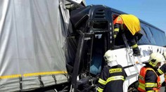 ČR: Na diaľnici pri Litovli sa autobus plný detí zrazil s nákladným autom