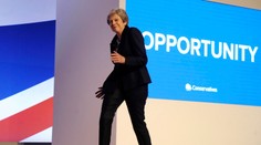 Britská premiérka sa stala terčom vtipov. Jej tanečná vložka vyvoláva pocit trápnosti