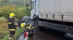 FOTO: Tragická čelná zrážka auta s kamiónom. Vodič nemal šancu prežiť