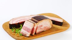 Muž ovalil moslimku slaninou, dostal šesť mesiacov