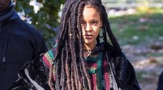 Nahá Rihanna na fotke s malou neterou: Neprehnala to?