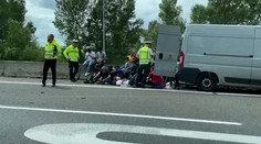 Rozruch na diaľnici D2. Pri naháňačke auto s migrantmi havarovalo, v poli ich hľadal vrtuľník