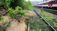 Podmylo trať. Navyše nemohli poslať autobusy - zaplavilo aj cesty