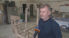 Slovenský stolár vyrába pre pápeža Františka pozlátený trón