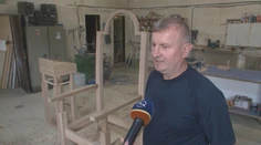 Slovenský stolár vyrába pre pápeža Františka pozlátený trón