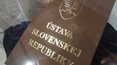Vyzerá to na drámu do poslednej chvíle. Je otázne, či sa nájde 90 hlasov na zmenu ústavy