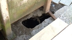 Vo dvore rodinného domu, kde pobehovali deti, sa otvorila zem a vznikla 50-metrová diera