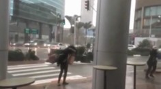 Žena prehrala boj s vetrom