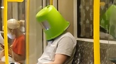 FOTO: Šialené, čo ľudia dokázali použiť namiesto rúšok v hromadnej doprave