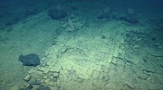 Robotická ponorka urobila nečakaný objav. V kilometrovej hĺbke narazila na „tehlový chodník“