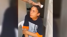 Mladík vraj ukradol bicykel. Pozrite, čo mu vytetovali na čelo