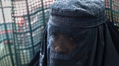 Bez muža ani na krok. Krutovláda Talibanu napriek sľubom o miernosti ženám upiera základné práva