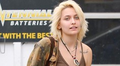 Jacksonova dcéra bez podprsenky. Pochválila sa pírsingom v bradavkách