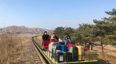 Takúto cestu diplomati ešte nezažili. Severnú Kóreu museli opustiť na ručne poháňanej drezine