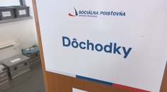 Státisíce seniorov sa tešili na vyšší dôchodok. Na dôležitú zmenu si však v praxi ešte musia počkať