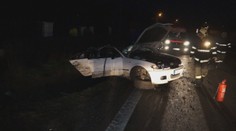 Ojazdené letné pneumatiky a plná rýchlosť. Jazda 23-ročného vodiča sa skončila saltami