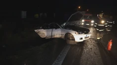 Ojazdené letné pneumatiky a plná rýchlosť. Jazda 23-ročného vodiča sa skončila saltami