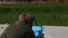 Vojenský kemp pri Podbrezovej. Deti strieľajú zo samopalu ostrými